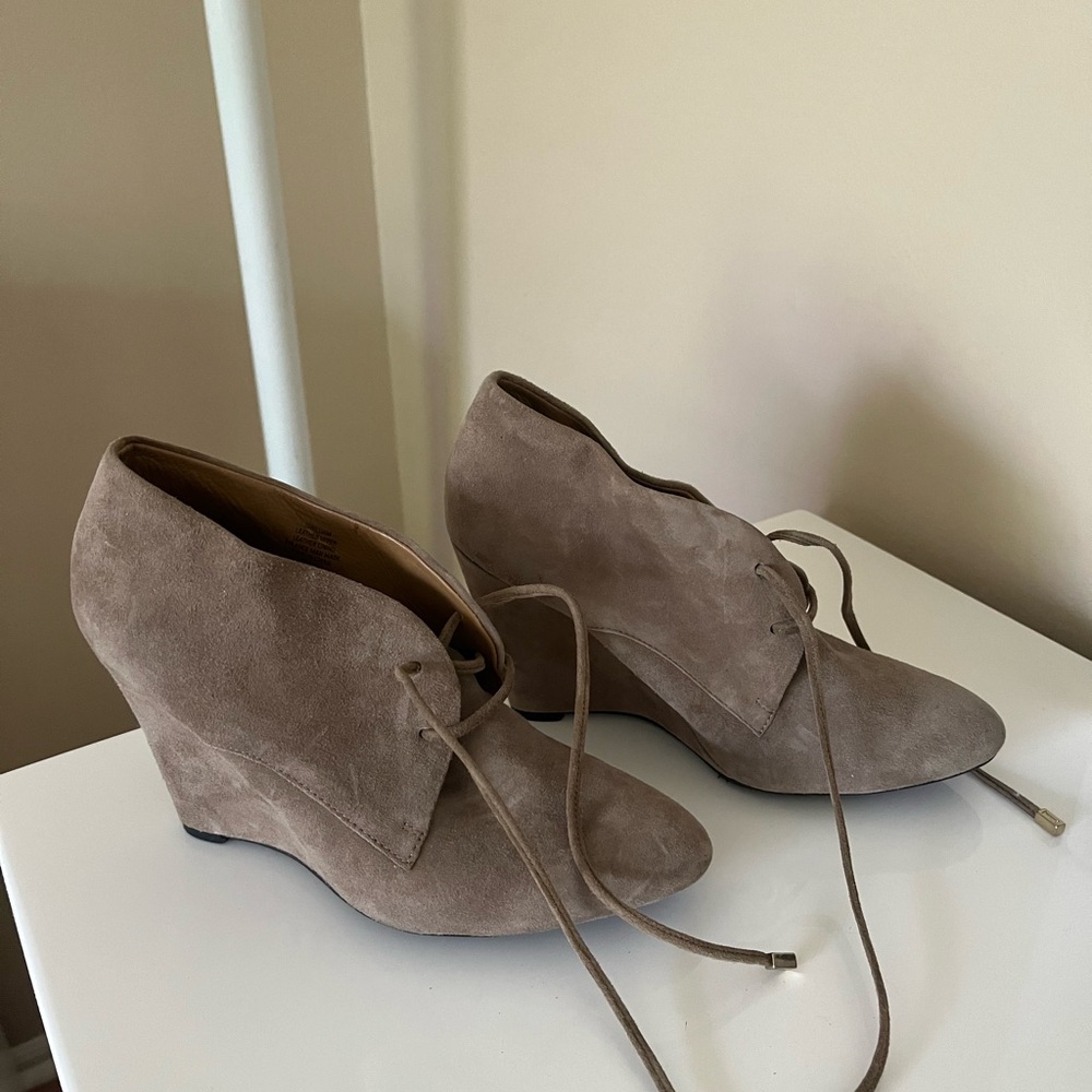 Isaak Mizrahi suede wedge shoes